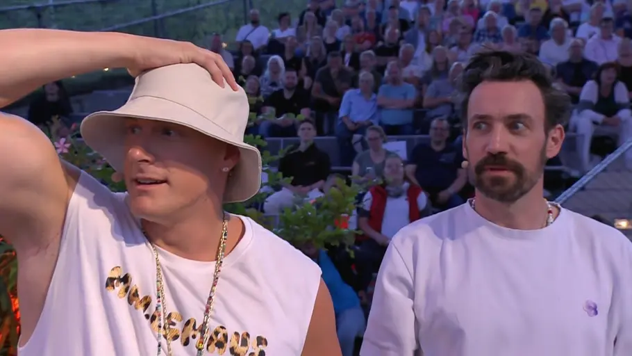 Charlotte Engelhardt überrascht mit Knutsch-Geständnis Calvin Kleinen und sein Mitstreiter Jan Köppen bei „Grill den Henssler“ mit geschockten Blicken. Calvin schlägt sich die Hand auf den Kopf.