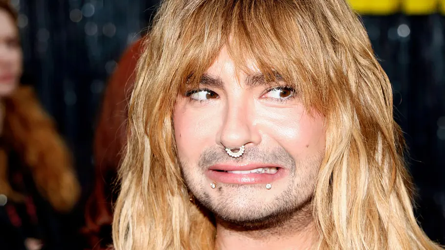 Bill Kaulitz Bill Kaulitz verzieht den Mund und guckt zur Seite.