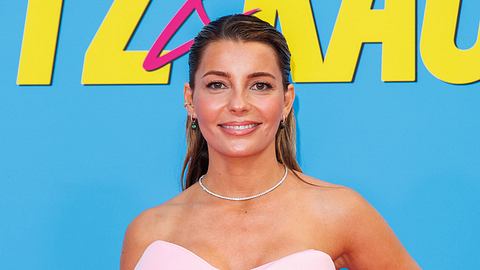 Wer ist Bill Kaulitz beste Freundin Sara Alviti lächelt vor blauem Hintergrund in die Kamera - Foto: IMAGO / Eventpress