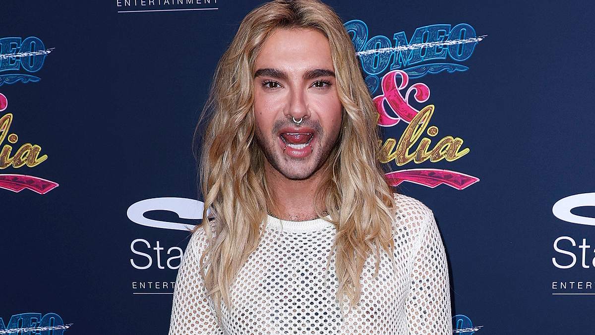 Bill Kaulitz spielt mit seiner Zunge.