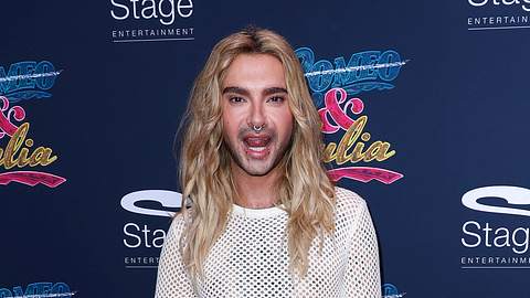 Bill Kaulitz spielt mit seiner Zunge. - Foto:  IMAGO / APress International