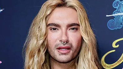 Bill Kaulitz schaut dramatisch in die Kamera - Foto: IMAGO / Future Image