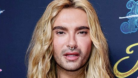 Bill Kaulitz schaut dramatisch in die Kamera - Foto: IMAGO / Future Image