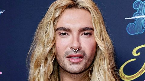Bill Kaulitz schaut dramatisch in die Kamera - Foto: IMAGO / Future Image
