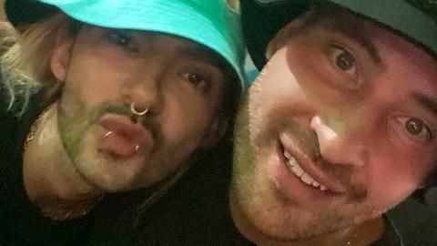 Bill Kaulitz und Marc Eggers turtelten getarnt mit witzigen Anglerhüten auf Mallorca. - Foto: Instagram/kaulitz_estelle