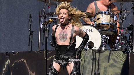 Bill Kaulitz zeigt gerne viel nackte Haut - auf der Bühne und jetzt im Netz - Foto: IMAGO / Stefan M Prager