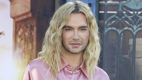 Bill Kaulitz schaut leicht lächelnd in die Ferne - Foto:  IMAGO / imagebroker