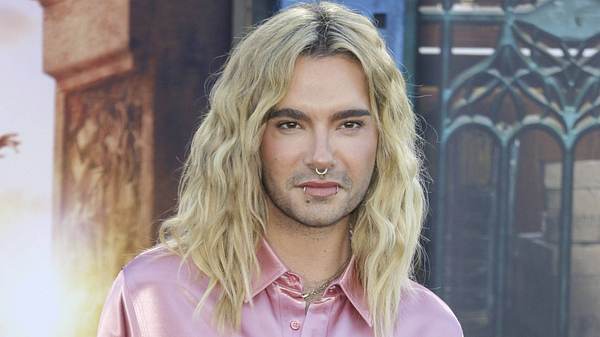 Bill Kaulitz schaut leicht lächelnd in die Ferne - Foto:  IMAGO / imagebroker
