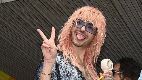 Bill Kaulitz posiert auf dem CSD - Foto: IMAGO / Horst Galuschka