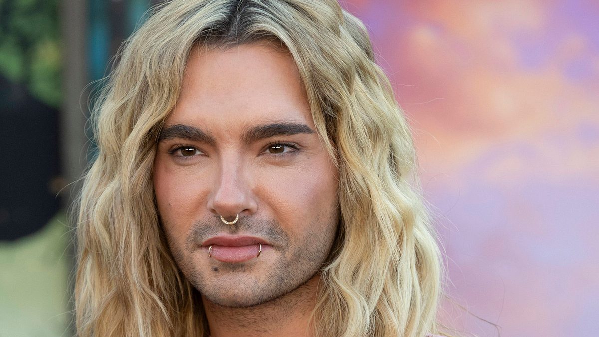 Tokio Hotel-Sänger Bill Kaulitz blickt ernst in die Kamera
