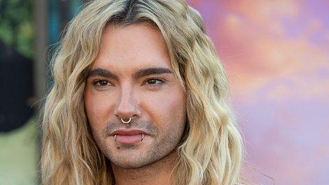 Tokio Hotel-Sänger Bill Kaulitz blickt ernst in die Kamera - Foto: IMAGO / Featureflash