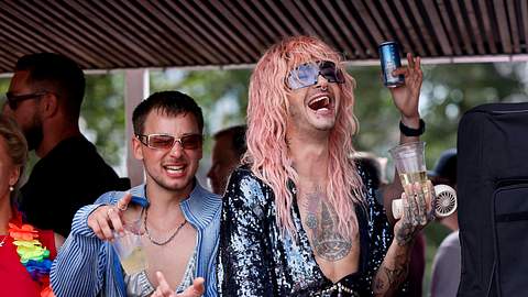 Bill Kaulitz und Timmi Trinks trinken und lachen gemeinsam beim CSD in Köln - Foto: IMAGO / Panama Pictures