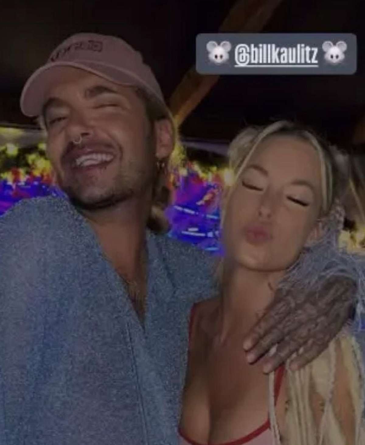 Bill Kaulitz und Isi Glück auf Malle Ein Foto aus Isi Glücks Insta-Story zeigt, wie Bill Kaulitz den Arm um sie legt.