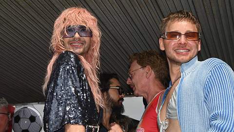 Bill Kaulitz und Schauspieler Timmi Trinks alsTeilnehmer des Christopher Street Day (CSD) in Köln. - Foto: IMAGO / Horst Galuschka