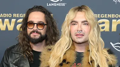 Tom und Bill Kaulitz stehen vor der Fotowand des Radio Regenbogen Award.  - Foto: IMAGO / Bildagentur Monn