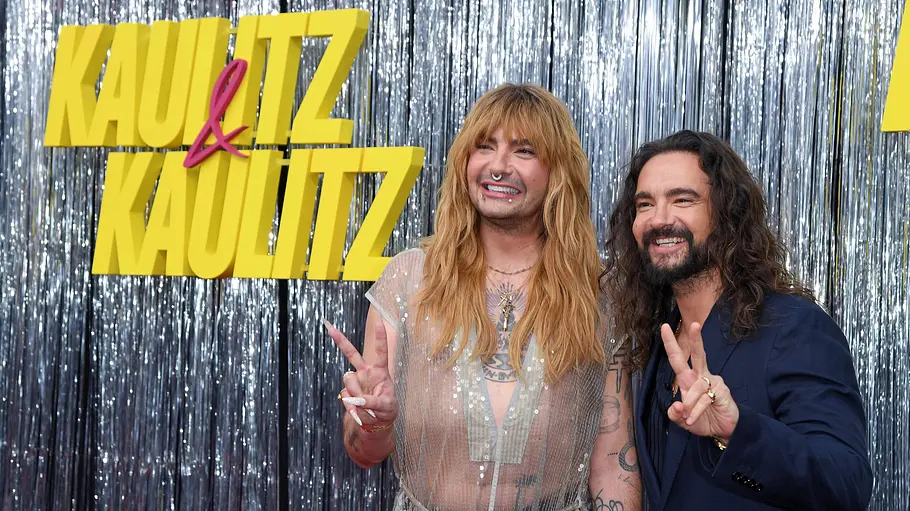 Bill und Tom Kaulitz Bill und Tom Kaulitz grinsen in die Kamera.
