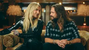 Bill und Tom Kaulitz schauen sich in einer Folge von Kaulitz & Kaulitz tief in die Augen. - Foto: Netflix Bill und Tom Kaulitz schauen sich in einer Folge von Kaulitz & Kaulitz tief in die Augen. - Foto: Netflix