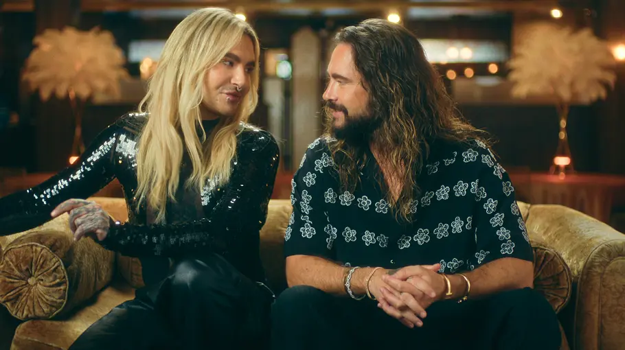 Bill und Tom Kaulitz: Zweite Chance nach Show-Aus Bill und Tom Kaulitz schauen sich in einer Folge von Kaulitz & Kaulitz tief in die Augen.
