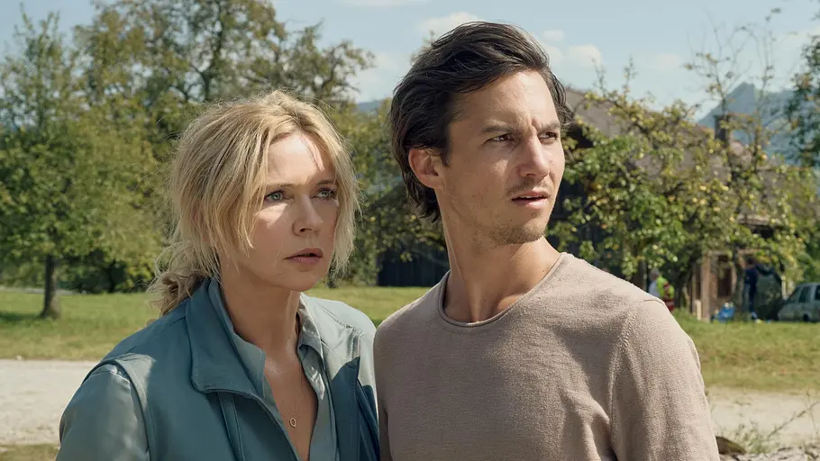 Birgit Reincke (Veronica Ferres) und Jonas Becker (Tim Oliver Schulz) schauen sich auf dem Hof um. Birgit Reincke (Veronica Ferres) und Jonas Becker (Tim Oliver Schulz) schauen sich auf dem Hof um.