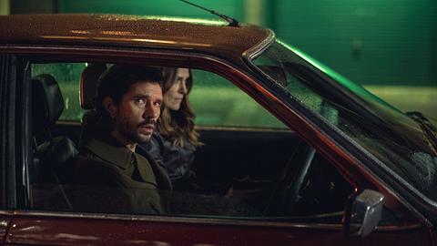 Helen Webb und Sam Young sitzen zusammen und höchst verstört im Auto - Foto: Ludovic Robert/Netflix