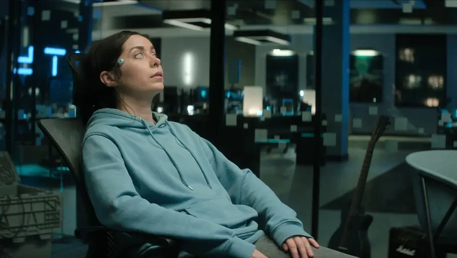 Eine Frau liegt in „Black Mirror“ in einem Stuhl und ist an technische Geräte angeschlossen.