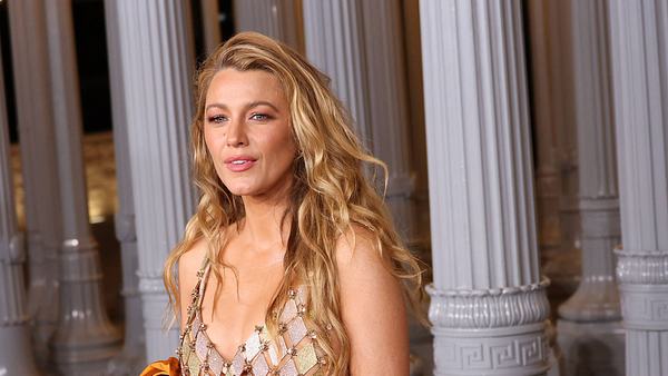 Blake Lively bei einer Gala im Glitzerkleid - Foto: IMAGO / Cover-Images