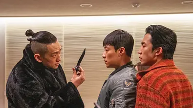 Eine Szene aus Bloodhounds Staffel 2 zeigt den Antagonisten mit Messer in der Hand - Foto: Netflix