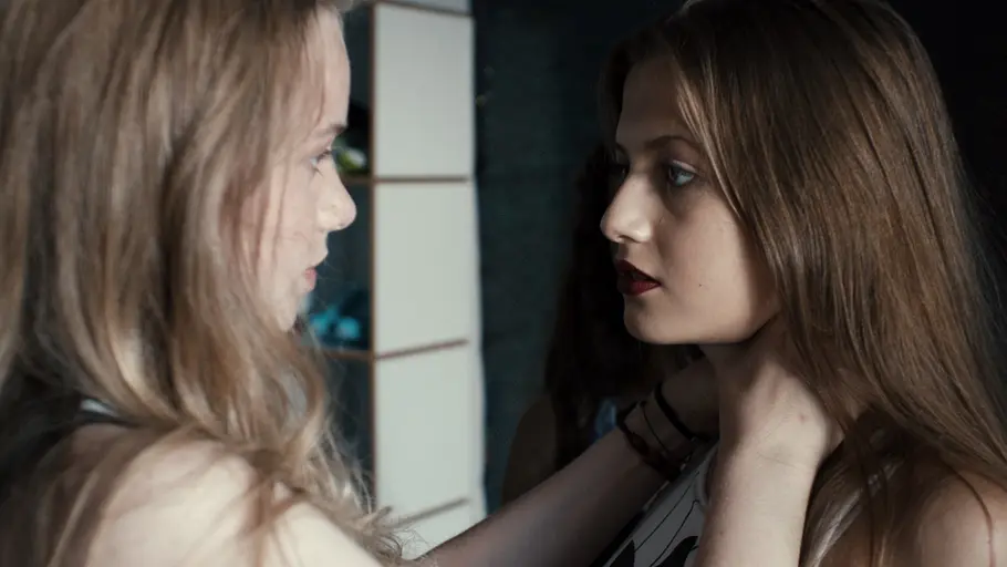 Mia (Luna Wedler) und Gianna (Zoë Pastelle Holthuizen) in „Blue My Mind“.