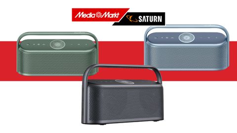 Drei Bluetoothboxen von Soundcore vor einem roten Balken - Foto: Mediamarkt/PR