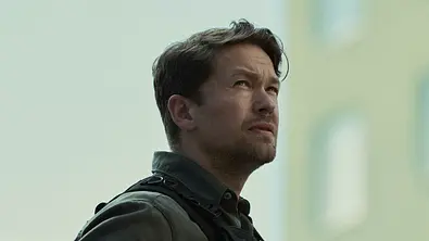 Thomas Berg schaut in Ferne. - Foto: Netflix