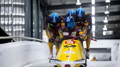 Der Viererbob auf der Eisbahn. - Foto: Imago / Eibner