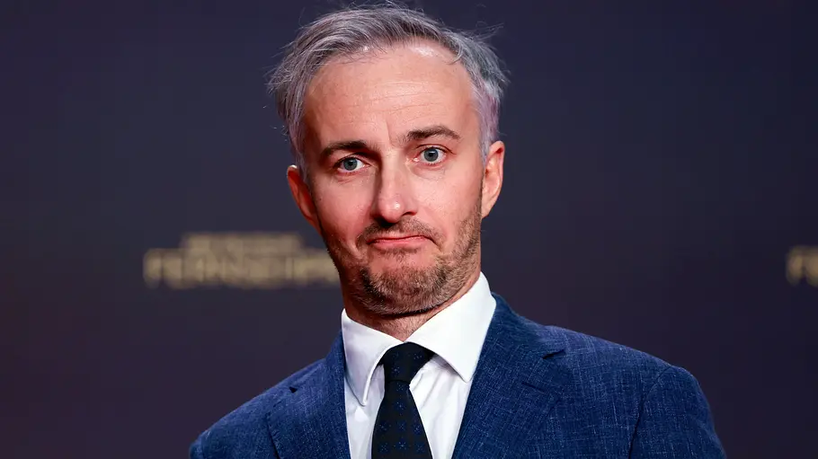 Böhmermann-Aus im ZDF: Ist das der wahre Grund? Jan Böhmermann schaut unzufrieden in die Ferne