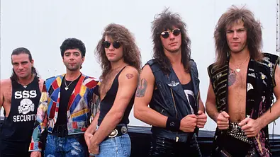 Die Band Bon Jovi posiert Ende der 80er in zeitgemäßen Klamotten für eine Rockband vor einem weißen Hintergrund. - Foto:  IMAGO / Joe Giron