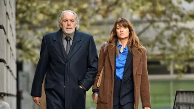 Thomas Borchert und Dominique Kuster gehen nebeneinander durch Zürich und blicken ernst nach vorn. - Foto: ARD Degeto / Roland Suso Richter