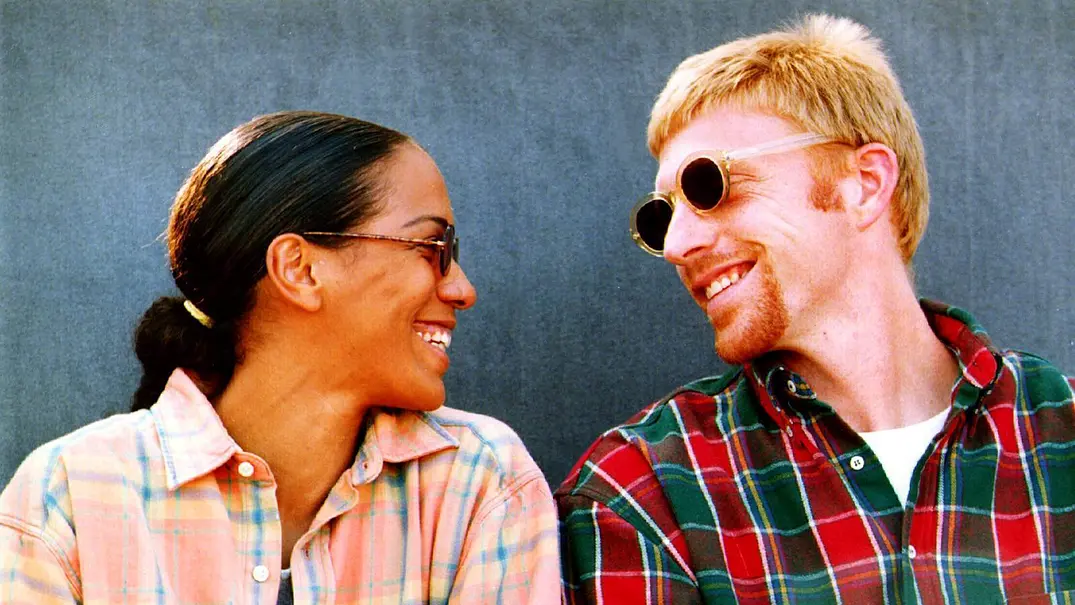 Boris Becker und seine damalige Ehefrau Barbara Becker lächeln sich in den 1990er-Jahren an - Foto: IMAGO / Oliver Behrendt