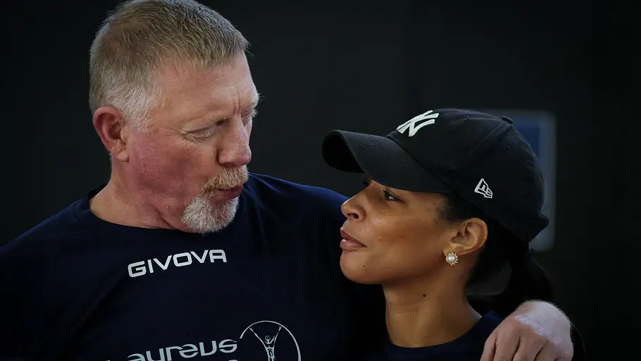 Boris Becker schaut Eherau Lilian an und macht einen Kussmund. 