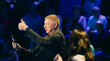Boris Becker reckt den Daumen nach oben. - Foto:  ZDF/Thoams Kierok