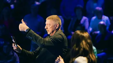 Boris Becker reckt den Daumen nach oben. - Foto:  ZDF/Thoams Kierok