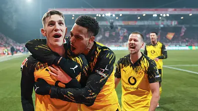 Nico Schlotterbeck, Lukas Nmecha und Waldemar Anton feiern ein BVB-Tor bei Union Berlin - Foto:  IMAGO / RHR-Foto