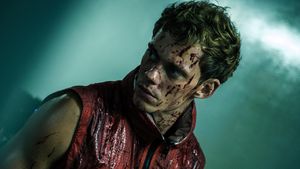 Bill Skarsgard ist in einer Actionszene aus seinem neuen Film Boy Kills World zu sehen - Foto: IMDB