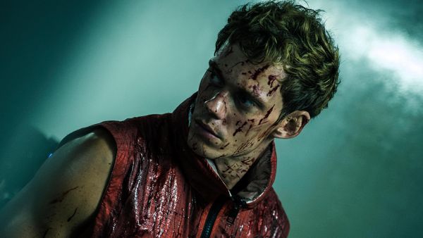 Bill Skarsgard ist in einer Actionszene aus seinem neuen Film Boy Kills World zu sehen - Foto: IMDB