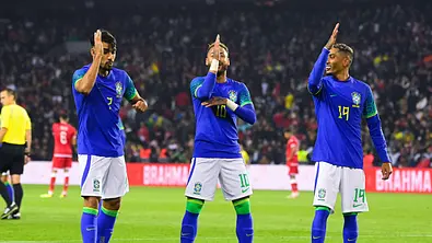 Neymar, Paqueta und Raphinha feiern ein Tor mit einem Tanz. - Foto: IMAGO / Panoramic by PsnewZ Neymar, Paqueta und Raphinha feiern ein Tor mit einem Tanz. - Foto: IMAGO / Panoramic by PsnewZ