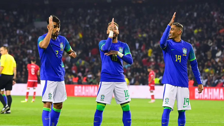 Neymar, Paqueta und Raphinha feiern ein Tor mit einem Tanz. - Foto: IMAGO / Panoramic by PsnewZ Neymar, Paqueta und Raphinha feiern ein Tor mit einem Tanz. - Foto: IMAGO / Panoramic by PsnewZ