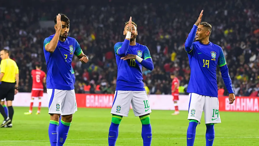 Brasilien WM Neymar, Paqueta und Raphinha feiern ein Tor mit einem Tanz.