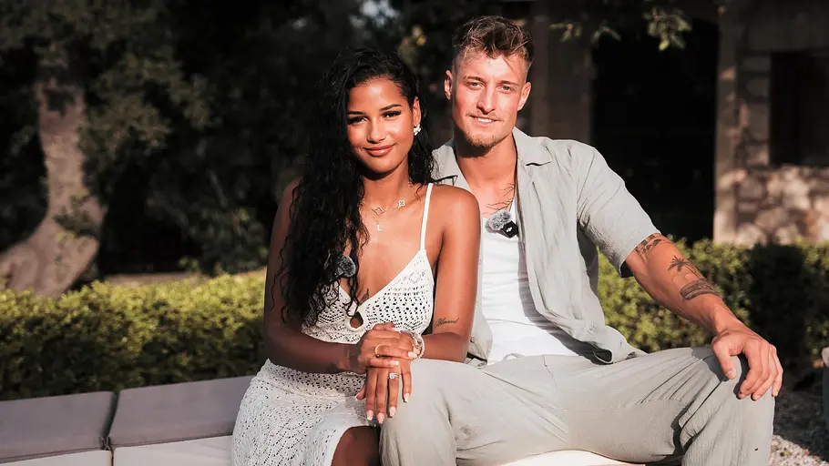 Brenda Brinkmann und Laurenz Pesch Brenda Brinkmann und Laurenz Pesch sitzen gemeinsam auf einer Bank bei „Temptation Island VIP“.