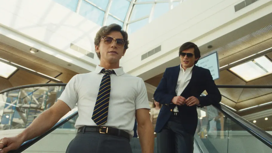 Bret und Robert auf einer Rolltreppe.