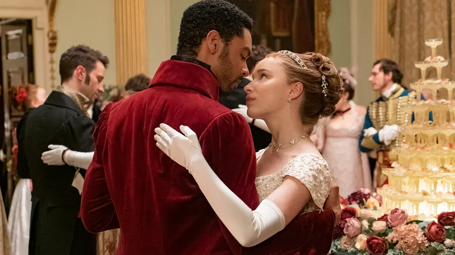 Bridgerton Simon (Regé-Jean Page) und Daphne (Phoebe Dynevor) tanzen auf einem Ball.