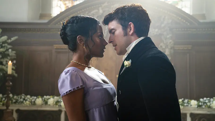 Bridgerton Kate (Simone Ashley) und Anthony (Jonathan Bailey) stehen voreinander und sind kurz davor sich zu küssen.