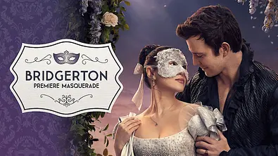 Zwei elegant gekleidete Personen, eine Frau mit weißer Spitzenmaske und ein Mann in dunkler Kleidung, stehen sich romantisch gegenüber. Links im Bild ist ein dekoratives Schild mit einer Maske und dem Schriftzug „Bridgerton Premiere Masquerade“ vor einem violetten, ornamentalen Hintergrund. Blumen verzieren den oberen Bildrand. - Foto: Netflix