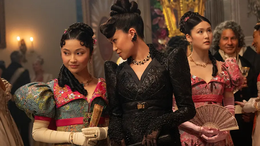 Rosamund, Araminta und Posy Rosamund Li (Michelle Mao), Lady Araminta Gun (Katie Leung ) und Posy Li (Isabella Wei) sind auf einem Ball.
